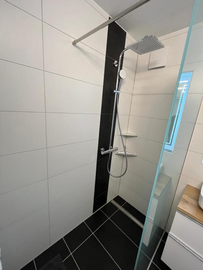 Premium 70qm 2,5 Kueche, Smart Tv, Garage, Wifi *